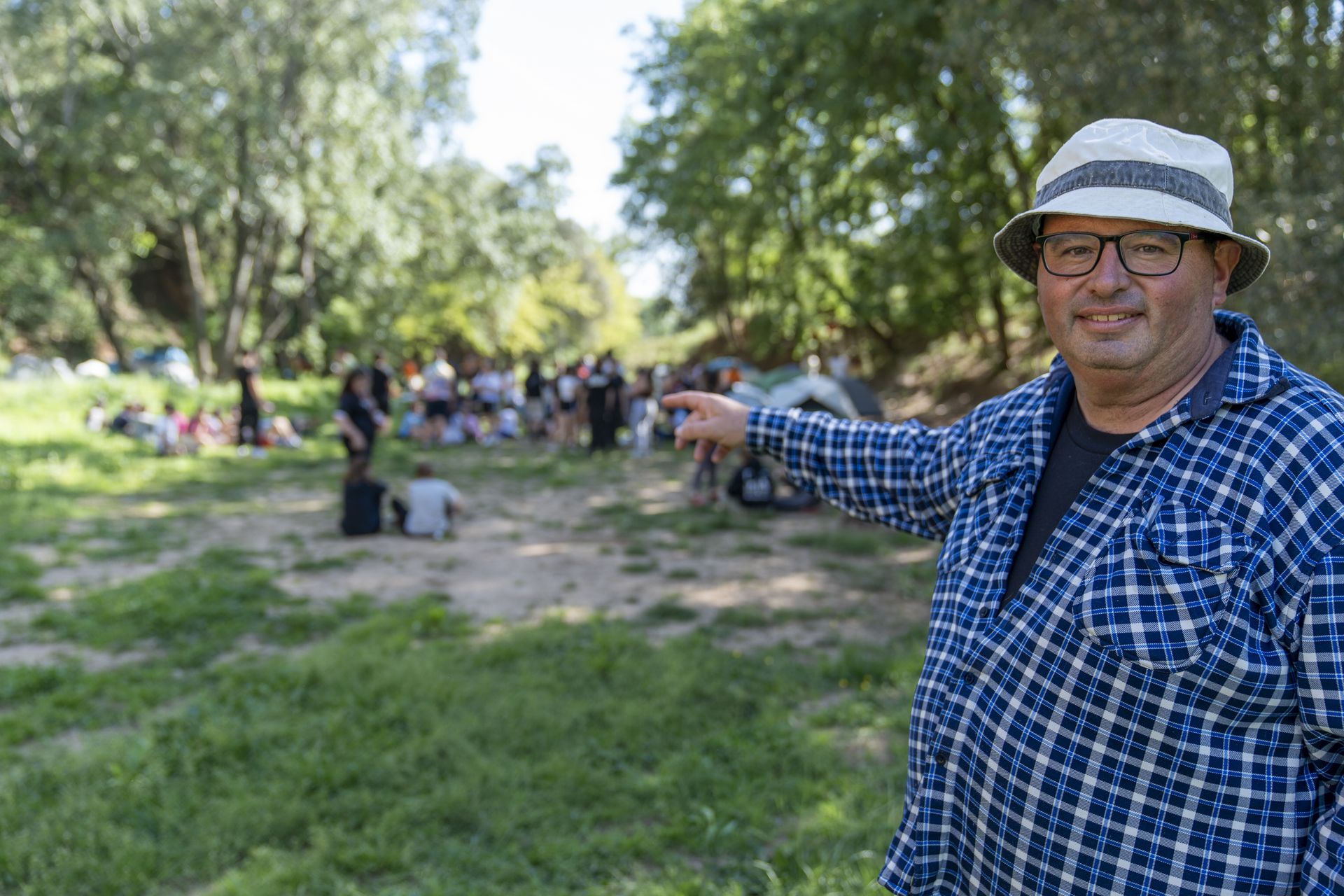 Acampada-tenda-camping-cardedeu-capuxi-campament-escoltisme-monitor-canpuigoriolxic Joan, con su sombrero, sonriente contando algo sobre los campamentos