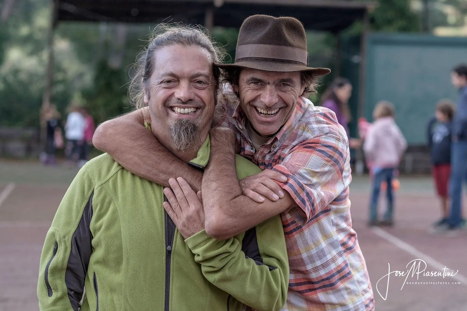 Pablo Rey se abraza con un gran amigo en su reencuentro en Capuxí, en la Camperween de 2017