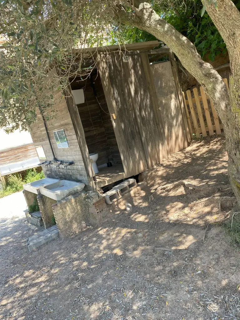 lavabo-rustic-fusta-madera-campament-latrina-cau-cardedeu.webp