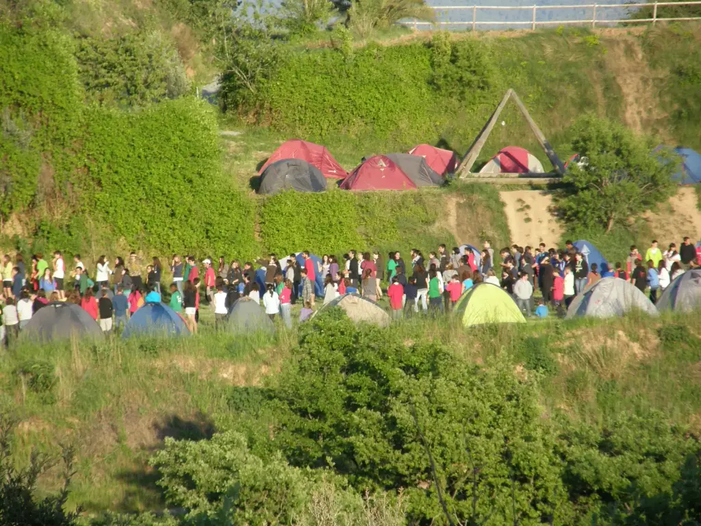 terreny-acampada-camping-pou-feixa-cardedeu-capuxi-practic-esplanada-esplai-cau.webp